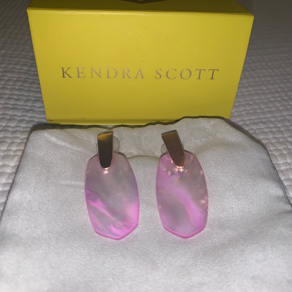 NWOT Kendra Scott Aragon Earrings in Blush Pearl